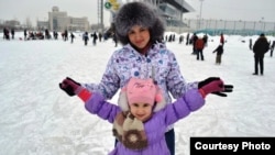 31-летняя полицейская Лейсан Ахметова на отдыхе с дочерью. Казань.