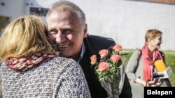 Мікола Статкевіч пасьля вызваленьня з ІЧУ на завулку Акрэсьціна, 2017 год. Ілюстрацыйнае фота