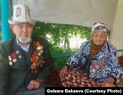 Эргеш Темиркулов жубайы Кайриниса Темиркулова менен.