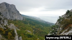 «Чортові сходи»: внизу – Чорне море, селище Олива, ліворуч – гора Мердвен-Каяси