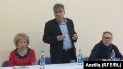 Искәндәр Гыйләҗев чыгыш ясый