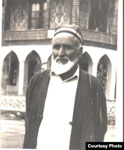 Каратегиндеги Жерге-Тал (Вахдат) шаарчасынын чайканасын курган Өмүрбай.