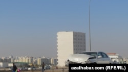 Aşgabat. Ussahana alnyp barylýan maşyn. Arhiw suraty