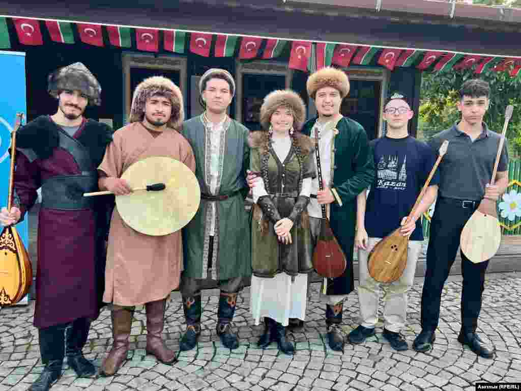 Бу тамаша Казан белән Истанбул музыка сөючеләрен бергә кавыштырды. Истәлеккә "Алпар" белән "Тулпар" төркемнәре фотога төште.&nbsp;