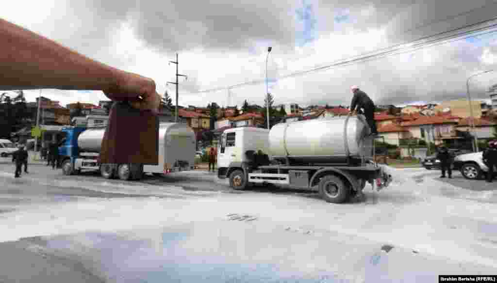 Zbrazja e një maune me qumësht gjatë protestës së qumështarëve.&nbsp;