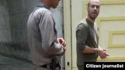 Iranian journalist Masud Kazemi (right)