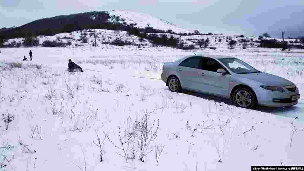 Деякі вважають за краще більш екстремальний вид катання: мотузку прив'язують до легкового автомобіля і їдуть полем на високій швидкості