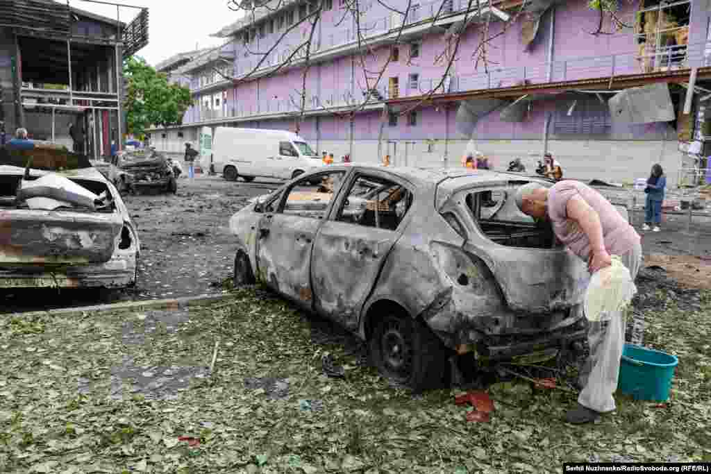 На фото, ймовірно, власник однієї із згорілих автівок в Оболонському районі Києва