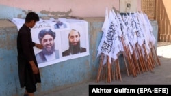 بیرق گروه طالبان و تصاویری از رهبران این گروه 