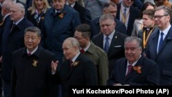 U prvom planu predsednik Kine Si Đinping, predsednik Rusije Vladimir Putin i predsednik Tadžikistana Emomoli Rahmon. Iza njih predsednik Belorusije Aleksandar Lukašenko, premijer Slovačke Robert Fico i predsednik Srbije Aleksandar Vučić. Moskva, 9. maj 2025.