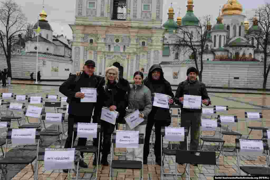 İnsan aqları vekâletlisiniñ ofis malümatına köre, qanunsız tutulğan aman-aman 16 biñ vatandaş Rusiyede ve vaqtınca işğal etilgen topraqlarda tutula, amma raqam qat-qat büyük ola bile. Aynı vaqıtta, 2024 senesiniñ soñunda hususiy vaziyet tışında ğayıp olğanlar cedvelinde 70 biñ insan aqqında malümat bar. Fotoresimde apisten azat etilgen Vladıslav Yesıpenko, Yuliya “Tayra” Payevska, Leniye Umerova, Maksım Butkevıç, Dmıtro Hılük (soldan sağğa). Kyiv, 2025 senesi noyabrniñ 15-i