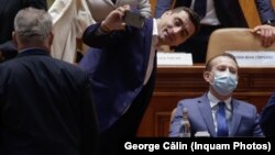 Telefonul a devenit un accesoriu foarte important în arsenalul celor de la AUR, care comunică în direct întreaga activitate din Parlament. 