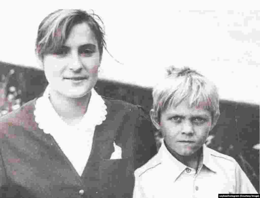 Усик с матерью в 1990-х годах. В 1990-х годах, когда семья едва сводила концы с концами, юный Усик заболел пневмонией и провел месяцы в больницах. Врачи предупредили родителей, что мальчик может не выжить. После болезни Усику посоветовали заниматься спортом, чтобы укрепить иммунитет, и парень начал заниматься футболом