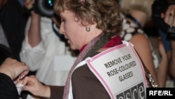 Редактор газеты «Голос Республики» Татьяна Трубачева участвует в мирной акции во время проведения Евразийского медиа-форума. Алматы, 27 апреля 2010 года.