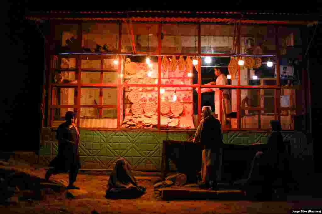 Вечерний свет в пекарне в Кабуле