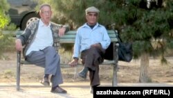 Pensionerler bankomatlarda köplenç nagt puluň tapdyrmaýandygyny belleýärler. Arhiwden alnan surat.