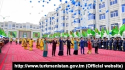 Түркіменстанда алдымен полиция, одан кейін мәдениет қызметкерлері арықтау жөнінде бұйрық алған.