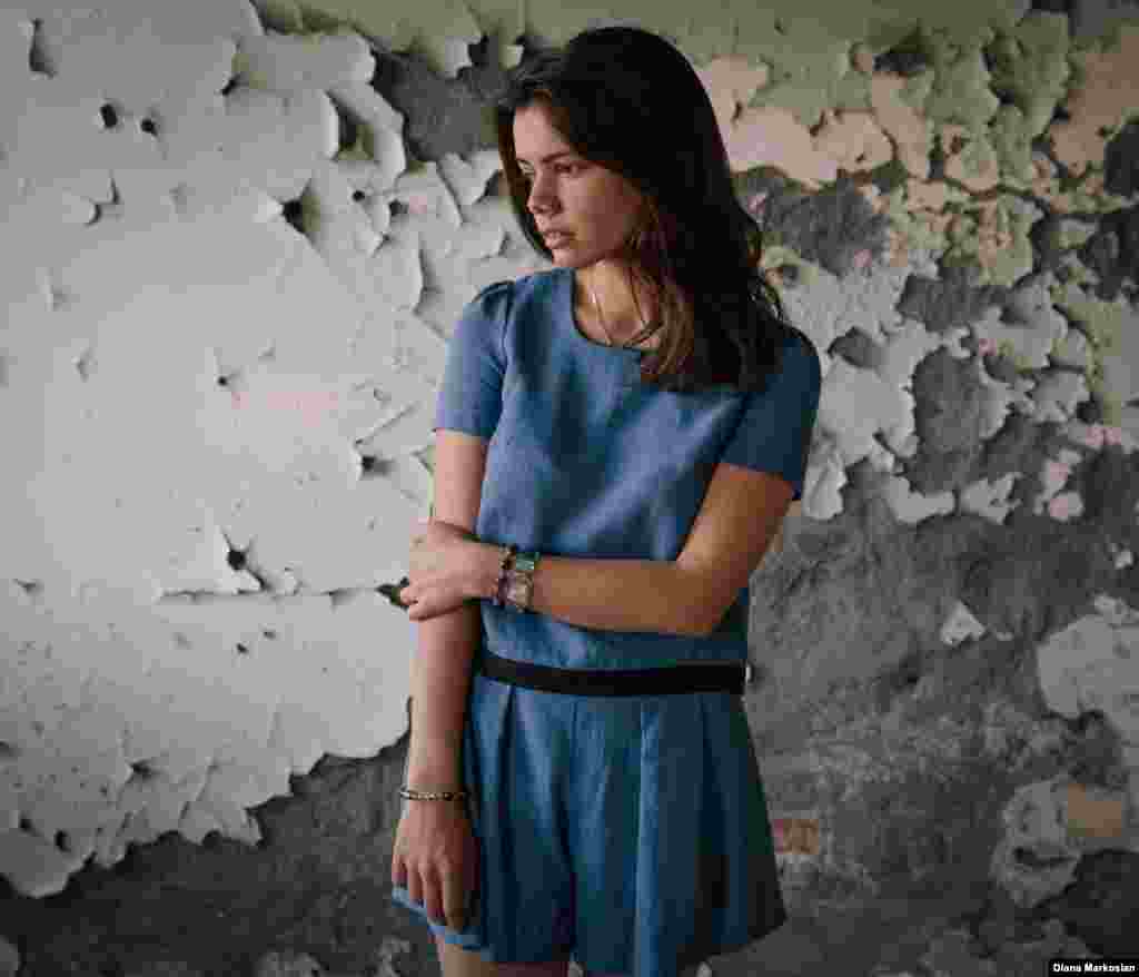 Аміна Качмазова стоїть посеред їдальні школи №1. 1 вересня 2004 року, в свій восьмий день народження, вона прийшла до школи разом зі своїми сусідками-старшокласницями &ndash; Лялею і Аліною. Коли вона опинилася серед заручників, нікого з її родичів з нею не було. Вона пам'ятає, як бойовики стратили одного із заручників з метою змусити замовкнути інших. До того дня Аміна ніколи не чула про &laquo;вибухи&raquo;. Один із вибухів, який стався на третій день, залишив її без очей. Ляля і Аліна обоє загинули. Зараз, 10 років потому, Аміна &ndash; студентка факультету міжнародних відносин Владикавказького університету. Вона сміється легким сміхом і обожнює життя.&nbsp;