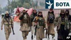 Luftëtarët talibanë duke patrulluar në një rajon në lindje të Afganistanit. Fotografi nga arkivi.