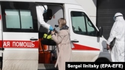 Необходимости отмены занятий в школах или детских садах нет, говорят медики. Но крайне важно, чтобы учебное заведение неукоснительно и педантично соблюдало санитарные нормы.