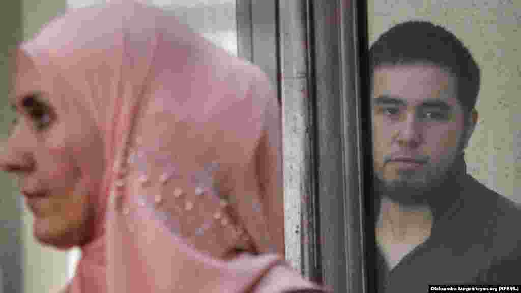 Ескендер &ndash; наймолодший фігурант не тільки цієї, а й усіх &laquo;справ Хізб ут-Тахрір&raquo; у Криму. Прокурор просив для нього 16 років позбавлення волі, а суд засудив до 12 років ув'язнення &ndash; перші два роки у в'язниці, решту терміну &ndash; в колонії суворого режиму. На фото він зі своїм адвокатом Лілею Гемеджи на одному з перших судів