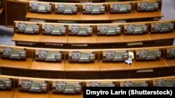 Упродовж лютого від цих трьох депутатів надійшли заяви про складання повноважень 