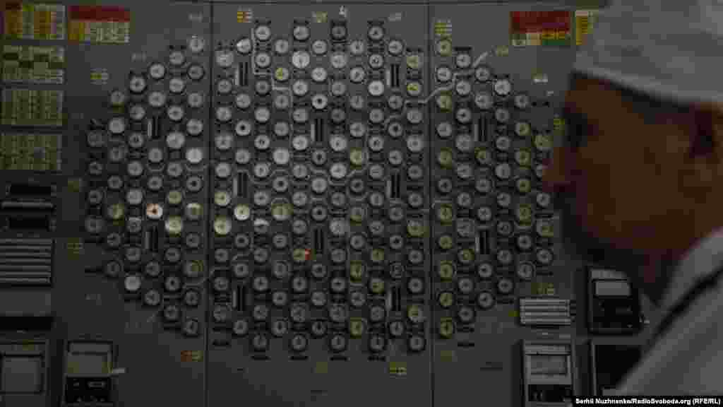 Сельсиндер. Бұл құралдар "жұтушы діңгектердің" белсенді зонаға қаншалықты терең батырылғанын көрседі. Олар - реакторды басқару кезінде негізгі қызметті атқаратын құрылғының бірі. &nbsp;