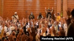 آرشیف: نظامیان طالبان در مسجد پل خشتی کابل در آگست سال ۲۰۲۱ میلادی - تصویر جنبه تزئینی دارد