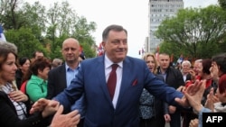 Određeni ljudi će biti izmanipulisani, a rezultati vladavine su katastrofalni: Antić (na fotografiji: Milorad Dodik i njegove pristalice)