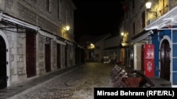 Pusta ulica na ulazu u Stari grad