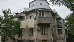 Построенный в начале 1950-х дом «украшен» современными надстройками и пристройками