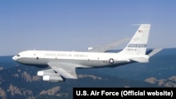 АКШнын Аскер-аба күчтөрүнүн байкоо жүргүзүүчү «Boeing OC-135B» учагы.