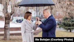 Ilie Bolojan a luat umbrela din mâna Maiei Sandu atunci când a vizitat-o la Chișinău, pe 1 martie. Au salutat garda de onoare și au urcat treptele cu președintele României ținând umbrela pentru președinta Moldovei. Nu exista alternativă :-)