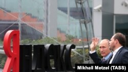 Орусия президенти Владимир Путин "Яндекс" компаниясынын башкы директору Аркадий Волож менен компаниянын баш кеңсесинде. 2017-жылдын 21-сентябры. Михаил Метцель/ТАСС
