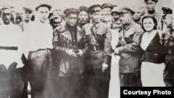 Кыргызстан КП БКнын катчысы А.Рысмендеев (биринчи катарда солдон үчүнчү), Кыргызстан аскер комиссары, генерал И.Панфилов (оңдон үчүнчү). 1941-жыл. Куршаб.