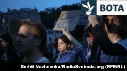 Presidenti ukrainas nxiti protesta në Ukrainë pasi mbështeti një masë që do të zvogëlonte pavarësinë e dy agjencive kryesore kundër korrupsionit. 