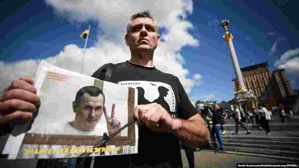 Июль 2018 года. 49-й день голодовки. Сотни людей прошли от Майдана Незалежности до посольств Франции и Германии в Украине. Участники акции призывали содействовать освобождению Сенцова и других украинских политзаключенных.