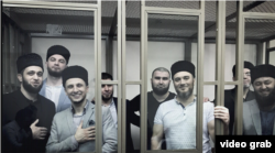 Rostov-na-Donu Cenübiy okrugınıñ arbiy mahkemesinde Seyran Saliyevge (soldan birinci) üküm çıqarıla. Rusiye, 2020 senesi