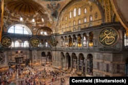 Современные интерьеры собора Святой Софии в Стамбуле.