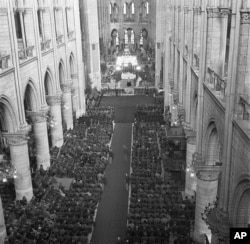 O fotografie celebră a Catedralei Notre Dame în cursul slujbei în memoria președintelui american Frank Roosevelt, 16 aprilie 1945