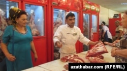 Et söwdagärleri we alyjy (Arhiw suraty)