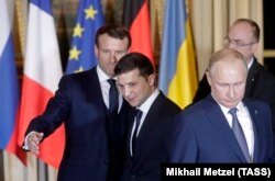 Президент Франции Эмманюэль Макрон, президент Украины Владимир Зеленский и президент России Владимир Путин (слева направо) во время встречи в рамках саммита «нормандского формата» в Елисейском дворце, 9 декабря 2019 года