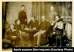 Сім’я Шептицьких: графиня Софія Шептицька (уроджена Фредро), Леон біля матері, Станіслав, поруч сидить Роман (майбутній митрополит Андрей Шептицький), поза батьковими плечима Казимир і Олександр, який сидить біля батька Яна-Кантія. Краків, 1887 року