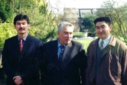 Арслан Капай уулу Койчиев, Чыңгыз Төрөкул уулу Айтматов жана Тынчтыкбек Чоротегин. Кэмбриж шаары, Улуу Британия. 28.3.1999.