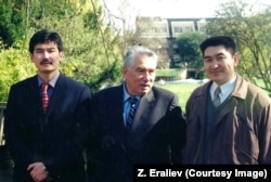 Кэмбриждеги айтматов таануу жыйынынын алдында. 28.3.1999.