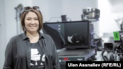 Ырчы "Азаттыктын" телестудиясында.