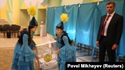 Члены избирательной комиссии на участке в Алматы в день президентских выборов. 9 июня 2019 года.