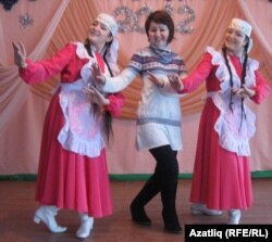 "Умырзая" кызлары бию дәресе бирә