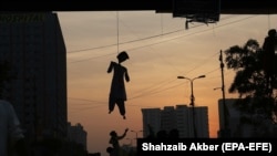 په کراچۍ کې مذهبي ډلو په علامتي ډول د مذهب په سپکاوي د تورنې اسیه بي بي نانځکه ځوړنده کړې ده - انځور له ارشیفه