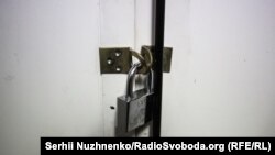 Зачинені на колодку двері